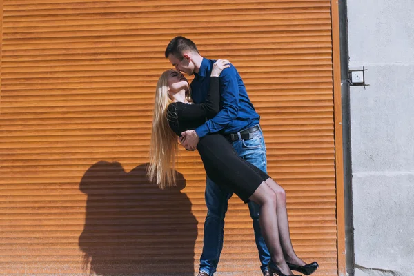 Belo casal na rua — Fotografia de Stock