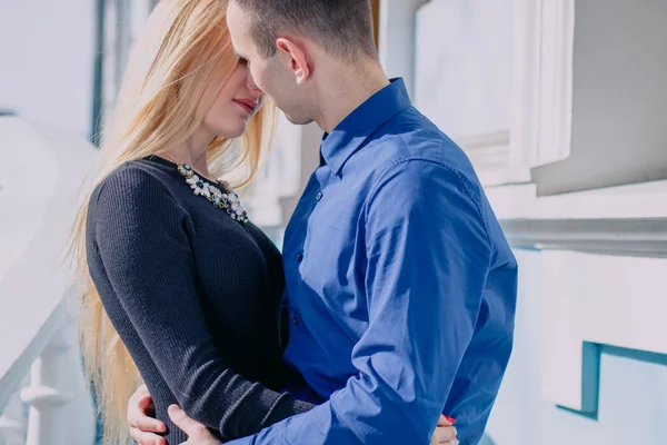 Beau couple dans la rue — Photo