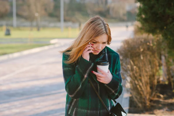 Duas meninas com gadget — Fotografia de Stock