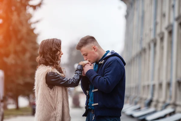 Par i kärlek på våren — Stockfoto