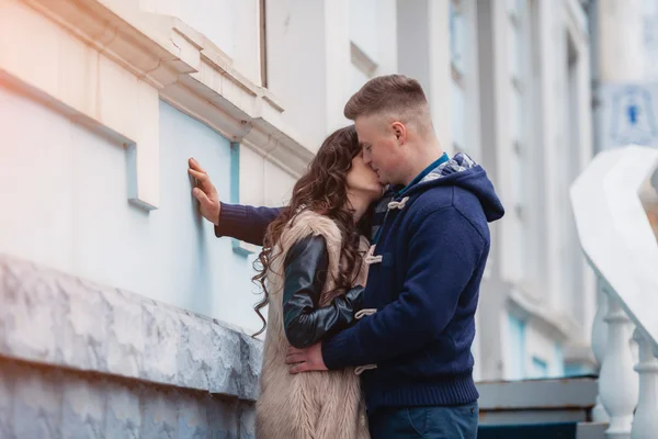 Pareja enamorada en primavera — Foto de Stock