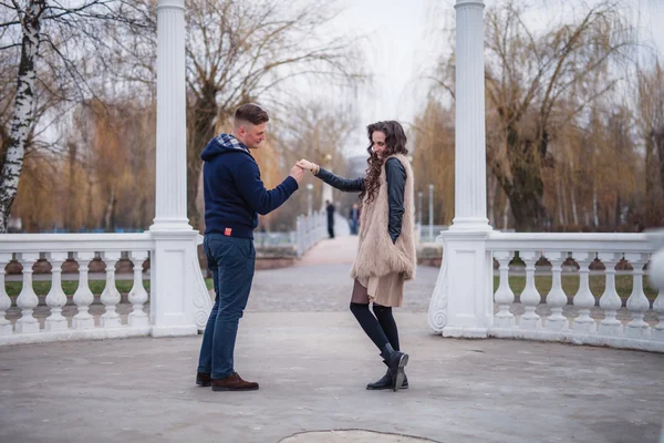 Couple amoureux au printemps — Photo