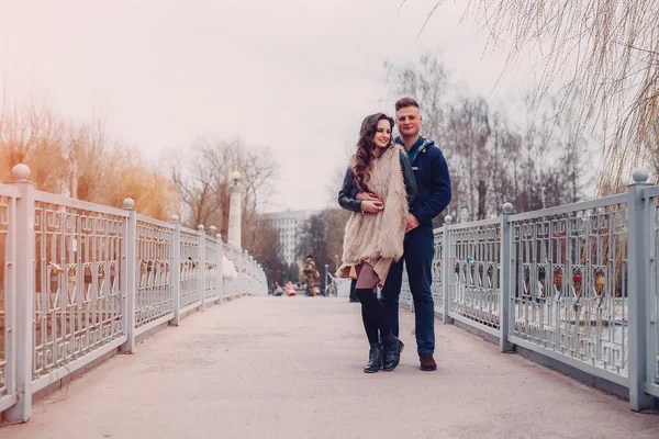 Pareja enamorada en primavera — Foto de Stock