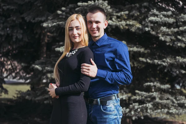 Hermosa pareja en la calle — Foto de Stock