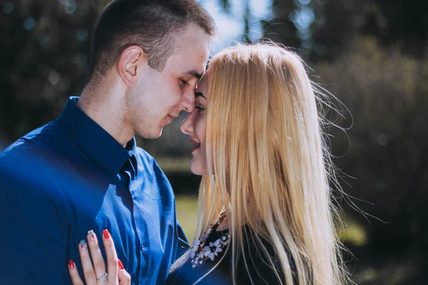 Beautiful couple on the street — Stock Photo, Image