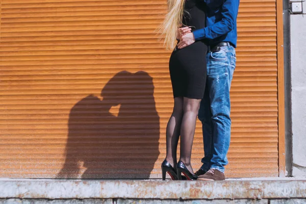 Beau couple dans la rue — Photo