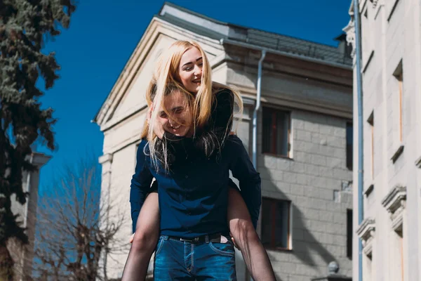 Mooi paar op de straat — Stockfoto