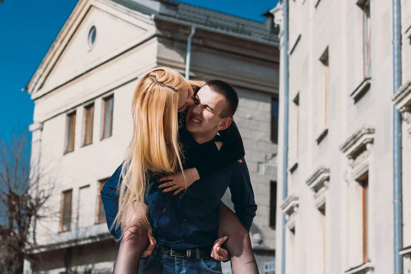 Hermosa pareja en la calle —  Fotos de Stock