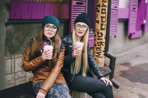 Hermosas chicas de moda al aire libre —  Fotos de Stock