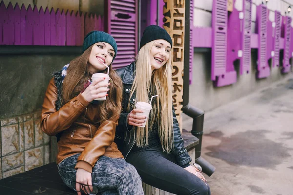 Hermosas chicas de moda al aire libre —  Fotos de Stock