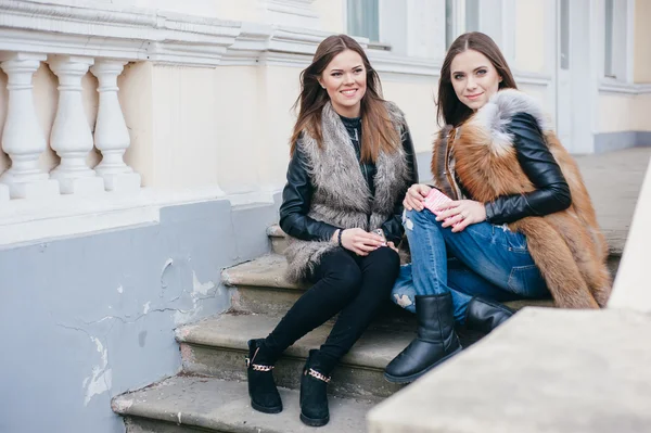 Hermosas chicas en la calle — Foto de Stock