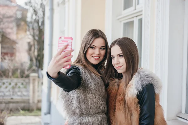 Modelos jóvenes en abrigos de piel — Foto de Stock