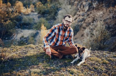 Köpekli adam.