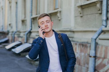 Açık havada çalışan bir iş adamı.