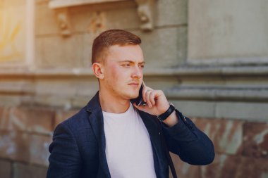 Açık havada çalışan bir iş adamı.