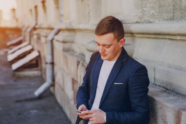 Açık havada çalışan bir iş adamı.