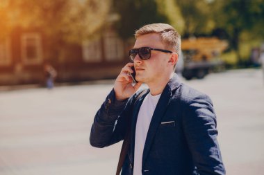 Açık havada çalışan bir iş adamı.