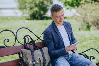 Açık havada çalışan bir iş adamı.