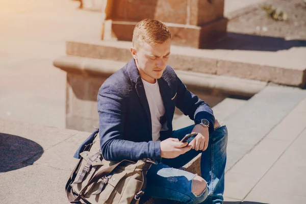 Empresario trabajando al aire libre — Foto de Stock