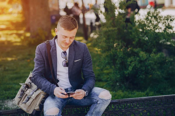 Empresario trabajando al aire libre — Foto de Stock