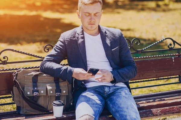 Empresario trabajando al aire libre — Foto de Stock