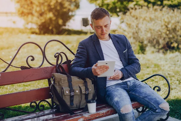 Empresario trabajando al aire libre — Foto de Stock