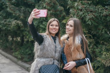 Genç modeller kürklü mantolar