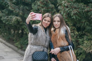 Genç modeller kürklü mantolar