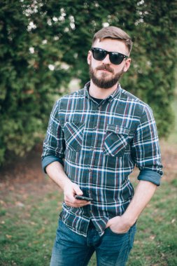 Adam aracı ve gözlük