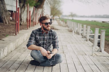 Adam aracı ve gözlük