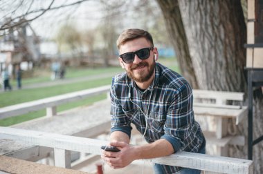 Adam aracı ve gözlük