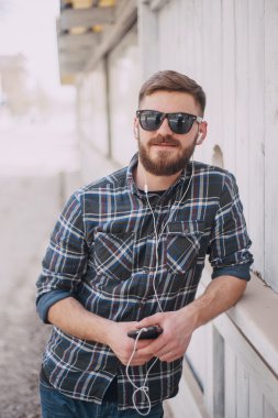 Adam aracı ve gözlük