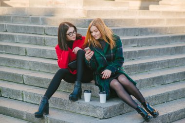 İki kız ile becerikli alet