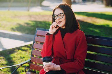 İki kız ile becerikli alet