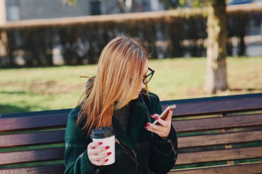 İki kız ile becerikli alet