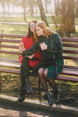 İki kız ile becerikli alet