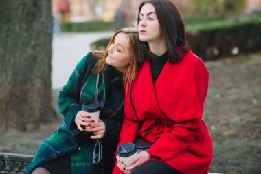 İki kız ile becerikli alet