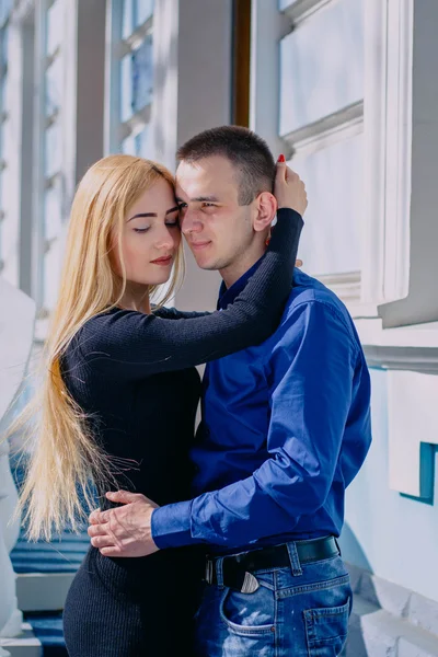 Vackra par på gatan — Stockfoto