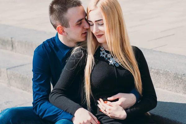 Hermosa pareja en la calle —  Fotos de Stock