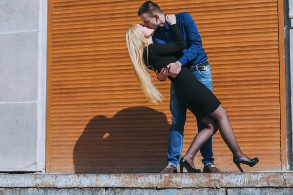 Beau couple dans la rue — Photo