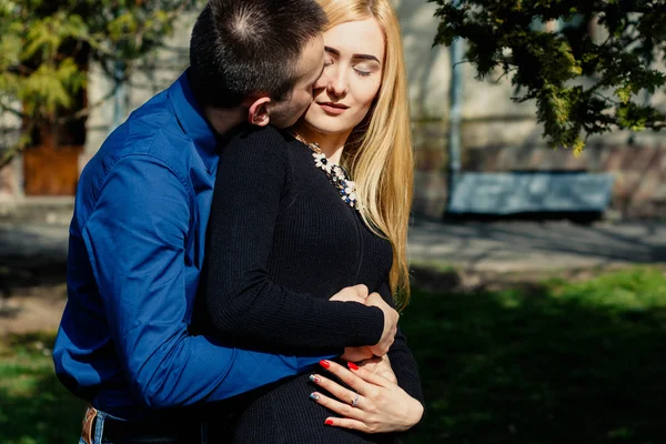 Beau couple dans la rue — Photo