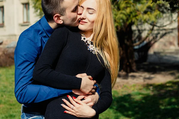 Beau couple dans la rue — Photo