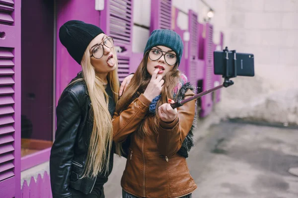 Meninas de moda bonita ao ar livre — Fotografia de Stock