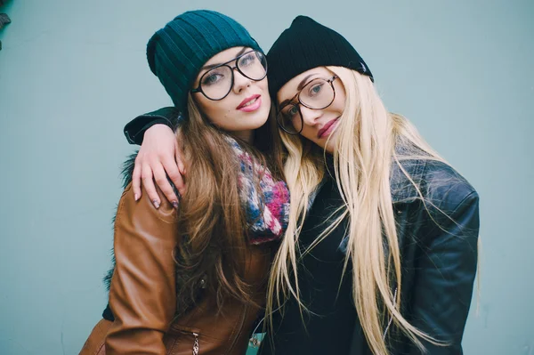 Meninas de moda bonita ao ar livre — Fotografia de Stock