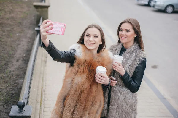 Junge Models in Pelzmänteln — Stockfoto