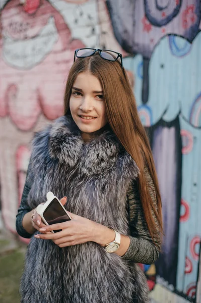 Menina com telefone — Fotografia de Stock