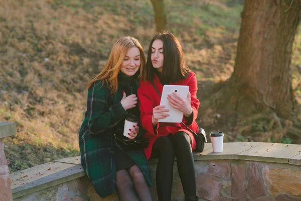 Due ragazze con gadget — Foto Stock