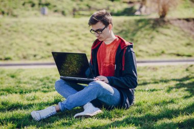 Becerikli alet ile adam