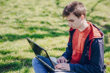 Becerikli alet ile adam