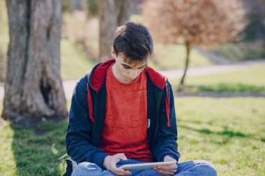 Becerikli alet ile adam